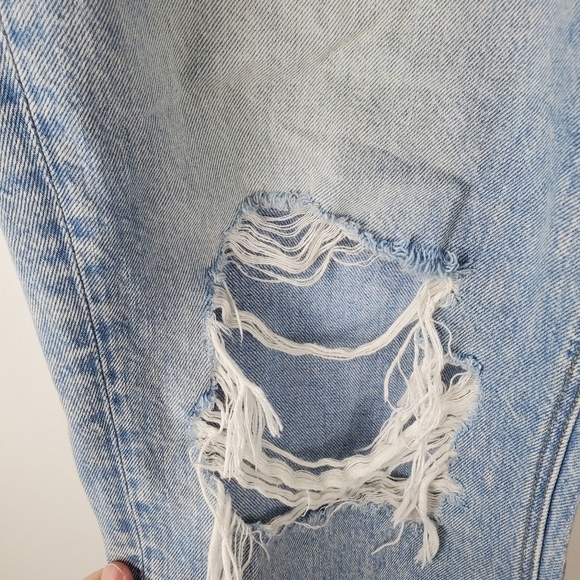 American Eagle Mom Jeans Womens 16 Busted Knee Light Acid Wash Ankle length - Picture 10 of 11